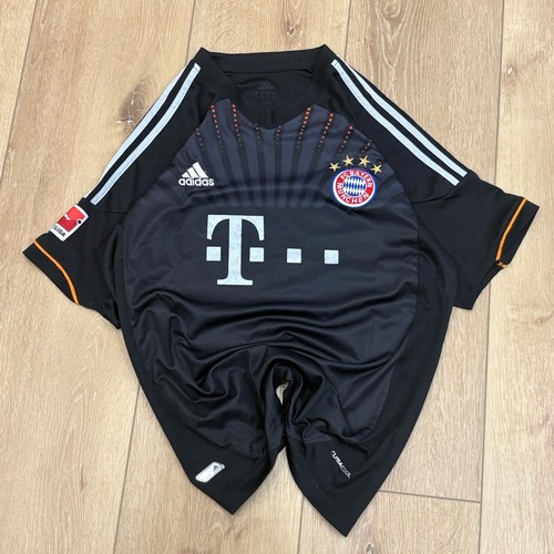 This black adidas bayern - a,